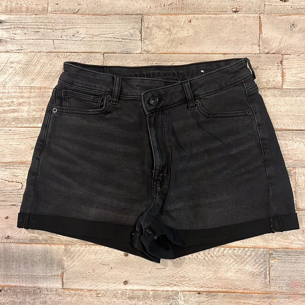 American Eagle Highest Rise Mom Short, size 10